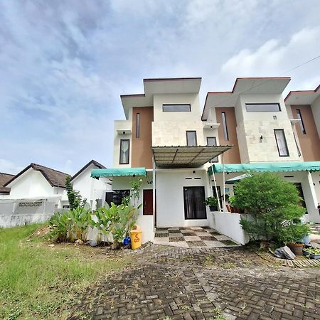 Villa Estetik Di Malang Luaran gambar